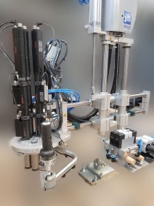 10 Avvitatori per assemblaggio industriale Realizzazione di uno speciale braccio , da inserirsi in cella di avvitatura dedicata nella linea di assemblaggio in allestimento , completo di interfaccia rotante per multiplo a 4 fusi e sensori di posizione per gestione segnali avanzamento linea.IMPORTANTE COSTRUTTORE DI LINEE DI AUTOMAZIONE