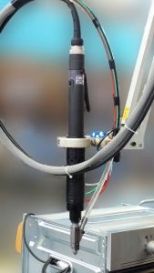 5 Avvitatori per assemblaggio industriale Sistema sparo vite integrato su linea di assemblaggio per serraggio carter forni a libera installazione direttamente posizionato in cella di lavoro integrata sulla linea.AZIENDA LEADER NELLA COSTRUZIONE DI ELETTRODOMESTICI