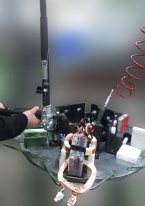 WhatsApp Image 2019 09 19 at 15.56.01 Avvitatori per assemblaggio industriale Abbiamo integrato su utensile cordless coppia angolo una speciale chiave ad esagono chiuso con inserti removibili per l’effettuazione del serraggio dei diversi elementi componenti i generatori. Il sistema è stato dotato di braccio di reazione in carbonio a due posizioni di lavoro.AZIENDA LEADER NELLA COSTRUZIONE DI GENERATORI
