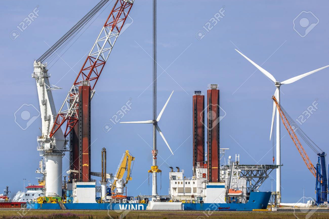 94974134 nave di rifornimento del generatore eolico offshore ancorata e caricando nel porto di eemshaven paes 1 Avvitatori per assemblaggio industriale